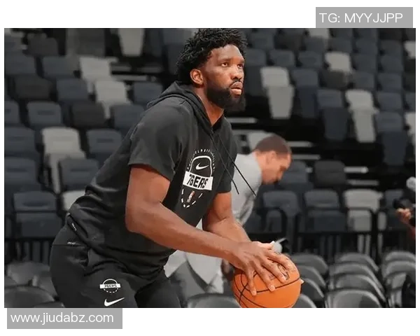 恩比德遭怀特迎面投篮击中原地鼓掌全场懵圈神反应引发热议